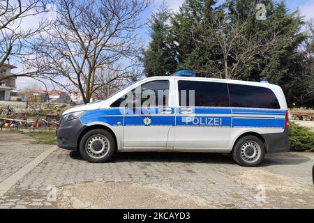 Ein Transporter der deutschen Polizei, der zur FRONTEX-Truppe gehört, wie man ihn in der Nähe der griechisch-türkischen Grenzen sieht. Das Fahrzeug hat das Logo der Bundespolizei Bundespolizei oder BPOL und die Aufschrift POLIZEI. Frontex die Europäische Grenz- und Küstenwache-Agentur kontrolliert die europäischen Außengrenzen des Schengen-Raums und unterstützt die nationale Strafverfolgung der Mitgliedsstaaten. Operation Poseidon - Poseidon Schnelle Intervention überwacht die südöstliche Landgrenze der EU mit der Türkei am Evros (Maritsa oder Meriç). Die Operation wurde im März 2020, während der Grenzkrise, als die Türkei dies erlaubte, verstärkt Stockfoto