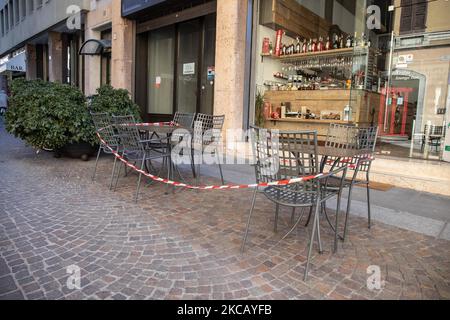 Ein geschlossenes Restaurant in Brescia, Italien, am 15. März 2021. Da sich die dritte Ansteckungswelle von Covid 19 ausbreitet, hat die italienische Regierung beschlossen, die restriktiven Maßnahmen zu verschärfen. Ab heute werden elf Regionen zur Roten Zone erklärt, darunter die Lombardei. Brescia und seine Provinz sind mit der höchsten Zahl von Fällen seit fast einem Monat konfrontiert. (Foto von Stefano Nicoli/NurPhoto) Stockfoto