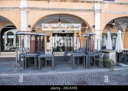 Ein geschlossenes Restaurant in Brescia, Italien, am 15. März 2021. Da sich die dritte Ansteckungswelle von Covid 19 ausbreitet, hat die italienische Regierung beschlossen, die restriktiven Maßnahmen zu verschärfen. Ab heute werden elf Regionen zur Roten Zone erklärt, darunter die Lombardei. Brescia und seine Provinz sind mit der höchsten Zahl von Fällen seit fast einem Monat konfrontiert. (Foto von Stefano Nicoli/NurPhoto) Stockfoto