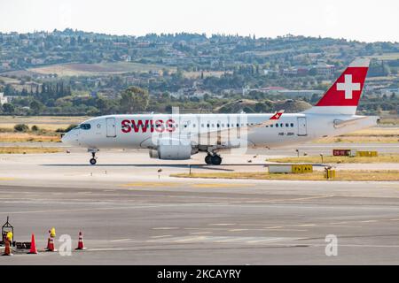 Swiss International Air Lines Airbus A220-100 das ehemalige Bombardier CS100-Flugzeug rollt nach der Landung auf dem Thessaloniki International Airport Makedonia SKG LGTS in Griechenland. Das Schmalkarosserie-Regionalflugzeug trägt die Registrierung HB-JBH, den Namen Ascona und wird von 2x PW-Düsenmotoren angetrieben. Swiss International Air Lines bekannt als SWISS oder Swiss Air Lines SWR LX ist die Flaggenträger der Schweiz mit Drehkreuz in Zürich. Die Fluggesellschaft ist Mitglied der Star Alliance Aviation Group und gehört der Lufthansa Group. Der weltweite Personenverkehr ging während der Pandemie des Coronavirus covid-19 mit dem zurück Stockfoto