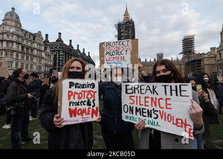 LONDON, GROSSBRITANNIEN - 15. MÄRZ 2021: Demonstranten demonstrieren am 15. März 2021 in London, England, auf dem Parliament Square gegen den von der Regierung vorgeschlagenen Gesetzentwurf zu Polizei, Kriminalität und Verurteilung, der Beamten und dem Innenminister neue Befugnisse geben würde, um Bedingungen für Proteste und öffentliche Prozessionen zu schaffen. Die jüngsten Proteste wurden durch die heftig kritisierte Handhabung einer Mahnwache ausgelöst, die anlässlich der am Wochenende in Clapham Common in der Debatte über die Sicherheit von Frauen im öffentlichen Raum ermordeten Sarah Everard in Erinnerung gehalten wurde. (Foto von Wiktor Szymanowicz/NurPhoto) Stockfoto