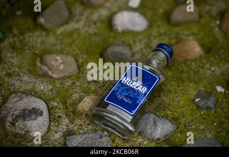 Eine leere Flasche Wodka wurde während 5 der Sperrung von Covid-19 auf der Straße im Stadtzentrum von Dublin zurückgelassen. Am Montag, den 15. März 2021, in Dublin, Irland. (Foto von Artur Widak/NurPhoto) Stockfoto