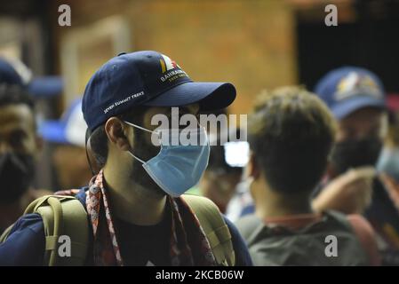 Ein Porträt des königlichen Familienmitglieds Shaikh Mohamed Hamad Mohamed Al Khalifa, der am Montag, den 15. März 2021, auf dem Tribhuwan International Airport ankommt, um den Mount Everest „Sagarmatha“ in Kathmandu, Nepal, zu besteigen. Die Kaisergarde von Bahrain kommt zusammen mit 2.000 Impfstoffdosen gegen covid19 an die Einwohner des Gorkha-Distrikts. Das Team wird 80 Tage lang in Nepal bleiben und hatte am vergangenen 2020. Oktober den Lobuche-Gipfel und den Manaslu-Berg erfolgreich bestiegen. (Foto von Narayan Maharjan/NurPhoto) Stockfoto