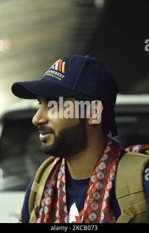 Ein Porträt des königlichen Familienmitglieds Shaikh Mohamed Hamad Mohamed Al Khalifa, der am Montag, den 15. März 2021, auf dem Tribhuwan International Airport ankommt, um den Mount Everest „Sagarmatha“ in Kathmandu, Nepal, zu besteigen. Die Kaisergarde von Bahrain kommt zusammen mit 2.000 Impfstoffdosen gegen covid19 an die Einwohner des Gorkha-Distrikts. Das Team wird 80 Tage lang in Nepal bleiben und hatte am vergangenen 2020. Oktober den Lobuche-Gipfel und den Manaslu-Berg erfolgreich bestiegen. (Foto von Narayan Maharjan/NurPhoto) Stockfoto