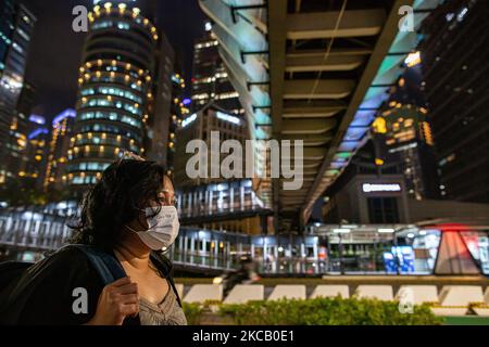 Eine Frau, die Schutzmasken trägt, geht am 15. März 2021 im zentralen Geschäftsviertel von Sudirman in Jakarta spazieren. Indonesien verzeichnete im Februar 2021 seinen Handelsbilanzüberschuss von rund 2 Milliarden US-Dollar, unterstützt durch den Exportwert von 15,27 Milliarden US-Dollar und Importe im Wert von 13,26 Milliarden US-Dollar. Nach Angaben des Leiters der Zentralbehörde für Statistik Kecuk Suhariyanto am Montag, dem 15. März, war der Exportwert im Februar 2021 um 8,56 Prozent höher als im gleichen Monat 2020, aber er sank um 0,19 Prozent im Vergleich zu dem im Januar 2021. (Foto von Afriadi Hikmal/NurPhoto) Stockfoto