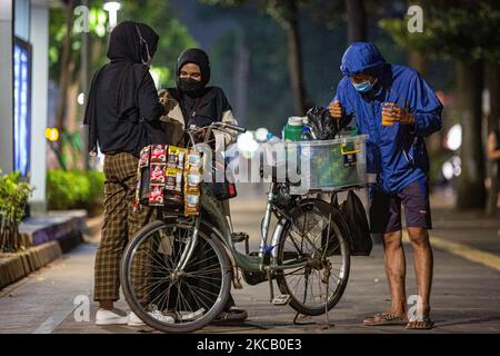 Straßenverkäufer, der am 15. März 2021 im zentralen Geschäftsviertel Sudirman in Jakarta Einkäufer bedient. Indonesien verzeichnete im Februar 2021 seinen Handelsbilanzüberschuss von rund 2 Milliarden US-Dollar, unterstützt durch den Exportwert von 15,27 Milliarden US-Dollar und Importe im Wert von 13,26 Milliarden US-Dollar. Nach Angaben des Leiters der Zentralbehörde für Statistik Kecuk Suhariyanto am Montag, dem 15. März, war der Exportwert im Februar 2021 um 8,56 Prozent höher als im gleichen Monat 2020, aber er sank um 0,19 Prozent im Vergleich zu dem im Januar 2021. (Foto von Afriadi Hikmal/NurPhoto) Stockfoto