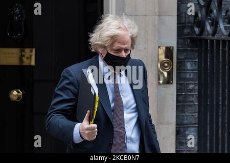 LONDON, VEREINIGTES KÖNIGREICH - 16. MÄRZ 2021: Der britische Premierminister Boris Johnson verlässt die Downing Street 10, um am 16. März 2021 in London, England, eine Erklärung an die Abgeordneten des Unterhauses zur integrierten Überprüfung der britischen Verteidigungs- und Außenpolitik durch die Regierung abzugeben. (Foto von Wiktor Szymanowicz/NurPhoto) Stockfoto