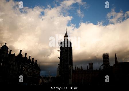 Die Sonne geht über den Houses of Parliament unter, als Aktivisten, die gegen Gewalt gegen Frauen protestieren und neue Polizeimächte aus dem Gesetz über Polizei, Kriminalität, Verurteilung und Gerichte der Regierung am 16. März 2021 auf dem Parliament Square in London, England, zusammentragen. Die Veranstaltung folgte gestern ähnlichen Protesten und wurde am Sonntag durch Zusammenstöße zwischen Frauen und Polizisten bei einer Mahnwache am Samstagabend auf Clapham Common für die ermordete 33-jährige Sarah Everard ausgelöst. (Foto von David Cliff/NurPhoto) Stockfoto