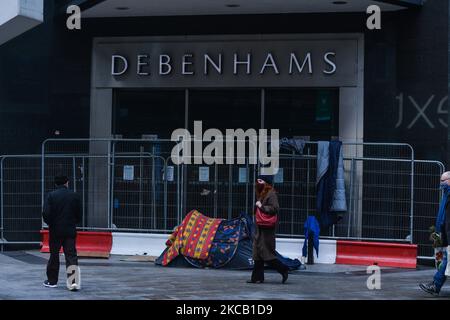 Die Leute laufen an einem rauen Schlafzelt vor dem Eingang des Debenhams Store in der Henry Street in Dublin vorbei, das am Vorabend des St. Patrick's Day während der Covid-19-Sperre auf Level 5 gesehen wurde. Am Dienstag, den 16. März 2021, in Dublin, Irland. (Foto von Artur Widak/NurPhoto) Stockfoto