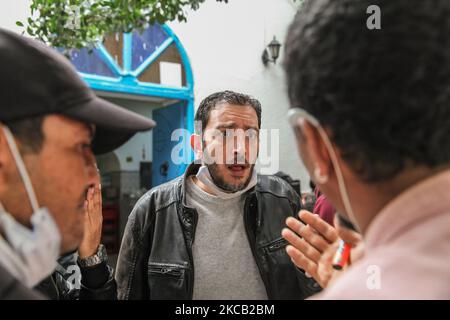 Yassine Ayari (C), Mitglied des tunesischen Parlaments für die Amal- und Labour-Bewegung, zeigt sich, als er an einer Demonstration teilnimmt, die anlässlich des Berufungsverfahrens gegen die LGBTQI+ und die feministische Aktivistin Rania Amdouni vor dem Gericht von Tunis in Tunesien am 17. März 2021 stattfand, um ihre Freilassung zu fordern. Vor zehn Tagen wurde die queere Rania Amdouni, 26 Jahre alt, verhaftet und in ein Frauengefängnis gesperrt, nachdem sie in erster Instanz zu sechs Monaten Gefängnis verurteilt worden war, weil sie die Polizei beleidigt und die Moral missbraucht hatte. (Foto von Chedly Ben Ibrahim/NurPhoto) Stockfoto