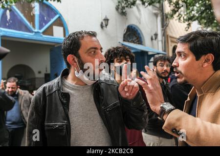 Yassine Ayari (1. l), Mitglied des tunesischen Parlaments der Amal- und Labour-Bewegung, zeigt sich bei seiner Teilnahme an einer Demonstration anlässlich des Berufungsverfahrens gegen die LGBTQI+ und die feministische Aktivistin Rania Amdouni vor dem Gericht in Tunis am 17. März 2021, Um ihre Freilassung zu fordern. Vor zehn Tagen wurde die queere Rania Amdouni, 26 Jahre alt, verhaftet und in ein Frauengefängnis gesperrt, nachdem sie in erster Instanz zu sechs Monaten Gefängnis verurteilt worden war, weil sie die Polizei beleidigt und die Moral missbraucht hatte. (Foto von Chedly Ben Ibrahim/NurPhoto) Stockfoto