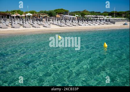Kristallklares blaues Wasser des legendären Strandes von Pampelonne in der Nähe von Saint-Tropez, Sommerurlaub am weißen Sandstrand der französischen Riviera, Frankreich Stockfoto