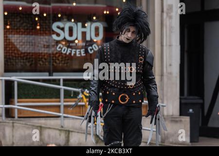 LONDON, VEREINIGTES KÖNIGREICH - 18. MÄRZ 2021: Johnny Depps Unterstützer als Filmfigur gekleidet Edward Scissorhands kommt bei den Royal Courts of Justice an, als Johnny Depps Rechtsteam um die Erlaubnis zum Einspruch anwirbt, Und sich auf weitere Beweise zu verlassen, um das Urteil des letzten Jahres in der Verleumdungsklage gegen The Sun und ihren Herausgeber News Group Newspapers wegen eines Artikels, der ihn als Frau-Schläger kennzeichnend macht, am 18. März 2021 in London, England, zu kimmen. Das Urteil des Richters des Obersten Gerichtshofs, Richter Nicol, nach einem dreiwöchigen Verfahren im Juli letzten Jahres stellte fest, dass die in dem Artikel genannten Behauptungen im Wesentlichen waren Stockfoto