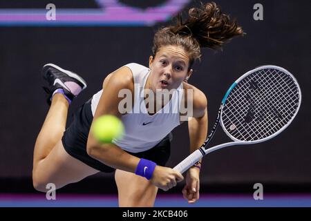 Daria Kasatkina aus Russland bedient den Ball während ihres WTA St. Petersburg Ladies Trophy 2021 Tennisturniers in der zweiten Runde gegen Aliaksandra Sasnovich aus Weißrussland am 18. März 2021 in der Sibur Arena in Sankt Petersburg, Russland. (Foto von Mike Kireev/NurPhoto) Stockfoto