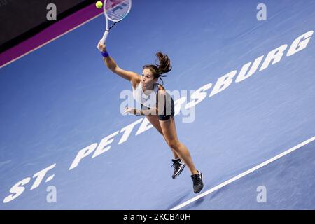 Daria Kasatkina aus Russland bedient den Ball während ihres WTA St. Petersburg Ladies Trophy 2021 Tennisturniers in der zweiten Runde gegen Aliaksandra Sasnovich aus Weißrussland am 18. März 2021 in der Sibur Arena in Sankt Petersburg, Russland. (Foto von Mike Kireev/NurPhoto) Stockfoto