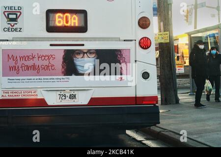 TTC-Bus mit einem Schild, auf dem Passagiere aufgefordert werden, während des neuartigen Coronavirus (COVID-19) am 12. März 2021 in Toronto, Ontario, Kanada, Gesichtsmasken zu tragen. Beamte haben angekündigt, dass Ontario nun in die dritte Welle der COVID-19-Pandemie eingetreten ist, da COVID-19-Varianten, wie die britische Variante, sich in der gesamten Provinz ausbreiten. (Foto von Creative Touch Imaging Ltd./NurPhoto) Stockfoto