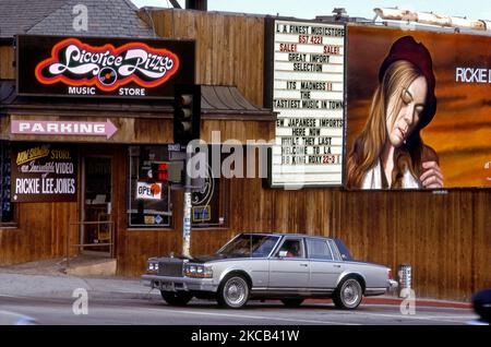 Lacorice Pizza Plattenladen auf dem Sunset Strip mit Plakatwand und Schildern, die die Veröffentlichung des Rickie Lee Jones Albums im Jahr 1979 beworben haben Stockfoto