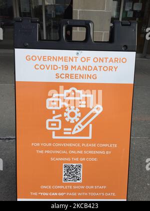 Schild vor einem Einkaufszentrum mit der Erklärung, dass alle Eintretenden am 17. März 2021 in Toronto, Ontario, Kanada, die Screening-Fragen zum neuartigen Coronavirus (COVID-19) ausfüllen müssen (um sicherzustellen, dass sie nicht infiziert sind). Beamte haben angekündigt, dass Ontario nun in die dritte Welle der COVID-19-Pandemie eingetreten ist, da COVID-19-Varianten, wie die britische Variante, sich in der gesamten Provinz ausbreiten. (Foto von Creative Touch Imaging Ltd./NurPhoto) Stockfoto