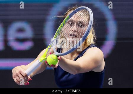 Aliaksandra Sasnovich aus Weißrussland serviert den Ball während ihres WTA St. Petersburg Ladies Trophy 2021 Tennisturniers in der zweiten Runde gegen Daria Kasatkina aus Russland am 18. März 2021 in der Sibur Arena in Sankt Petersburg, Russland. (Foto von Mike Kireev/NurPhoto) Stockfoto