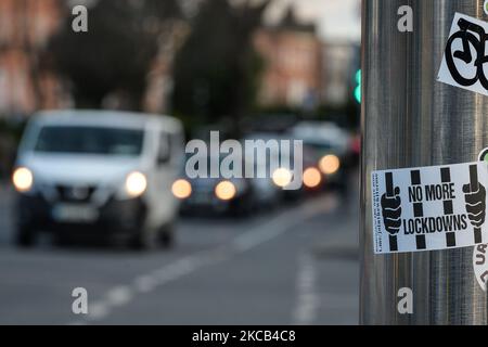 Ein Aufkleber mit der Aufschrift „No More Lockdown“, der während der Covid-19-Sperre auf Level 5 auf einem Lampenposten im Stadtzentrum von Dublin zu sehen war. Am Donnerstag, den 18. März 2021, in Dublin, Irland. (Foto von Artur Widak/NurPhoto) Stockfoto