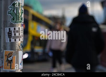 Ein Aufkleber mit der Aufschrift „No More Lockdown“, der während der Covid-19-Sperre auf Level 5 auf einem Lampenposten im Stadtzentrum von Dublin zu sehen war. Am Donnerstag, den 18. März 2021, in Dublin, Irland. (Foto von Artur Widak/NurPhoto) Stockfoto