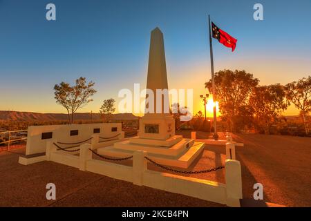 Flagge des Northern Territory bei Sonnenuntergang im Anzac Hill war Memorial. Das Meistbesuchte Wahrzeichen in Alice Springs, Northern Territory, Zentralaustralien Stockfoto