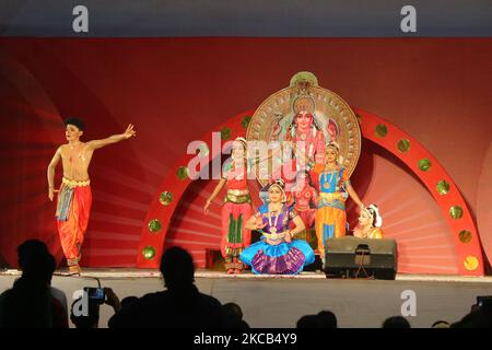 Die Tänzer führen am 19. Februar 2019 im Attukal Bhagavathy Tempel einen klassischen Bharatnatyam-Tanz vor, der der Göttin Attukal Devi gewidmet ist, während des Attukal Pongala Mahotsavam Festivals in der Stadt Thiruvananthapuram (Trivandrum), Kerala, Indien. Das Attukal Pongala Mahotsavam Festival wird jedes Jahr von Millionen Hindu-Frauen gefeiert. Während dieses Festes bereiten Frauen Pongala (Reis, der mit Jaggery, Ghee, Kokosnuss sowie anderen Zutaten gekocht wird) im Freien in kleinen Töpfen zu, um der Göttin Attukal Devi (im Volksmund bekannt als Attukal Amma) zu gefallen, von der angenommen wird, dass sie die Wünsche ihrer Anhängerin erfüllt Stockfoto