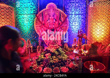 Schrein mit Opfergaben für die Göttin Attukal Devi am Straßenrand nahe dem Attukal Bhagavathy Tempel während des Attukal Pongala Mahotsavam Festivals in der Stadt Thiruvananthapuram (Trivandrum), Kerala, Indien, am 19. Februar 2019. Das Attukal Pongala Mahotsavam Festival wird jedes Jahr von Millionen Hindu-Frauen gefeiert. Während dieses Festivals bereiten Frauen Pongala (Reis, der mit Jaggery, Ghee, Kokosnuss sowie anderen Zutaten gekocht wird) im Freien in kleinen Töpfen zu, um der Göttin Attukal Devi (im Volksmund bekannt als Attukal Amma) zu gefallen, die geglaubt wird, die Wünsche ihrer Anhänger zu erfüllen und zu versorgen Stockfoto