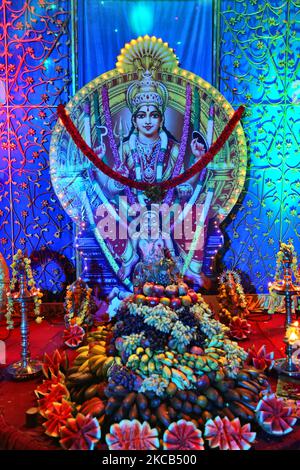 Schrein mit Opfergaben für die Göttin Attukal Devi am Straßenrand nahe dem Attukal Bhagavathy Tempel während des Attukal Pongala Mahotsavam Festivals in der Stadt Thiruvananthapuram (Trivandrum), Kerala, Indien, am 19. Februar 2019. Das Attukal Pongala Mahotsavam Festival wird jedes Jahr von Millionen Hindu-Frauen gefeiert. Während dieses Festivals bereiten Frauen Pongala (Reis, der mit Jaggery, Ghee, Kokosnuss sowie anderen Zutaten gekocht wird) im Freien in kleinen Töpfen zu, um der Göttin Attukal Devi (im Volksmund bekannt als Attukal Amma) zu gefallen, die geglaubt wird, die Wünsche ihrer Anhänger zu erfüllen und zu versorgen Stockfoto