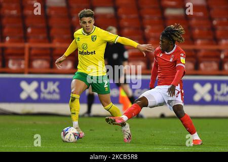 Alex Migden von (17) Nottingham Forest tagt Max Aarons von Norwich City während des Sky Bet Championship Matches zwischen Nottingham Forest und Norwich City am City Ground, Nottingham am Mittwoch, 17.. März 2021. (Foto von Jon Hobley/MI News/NurPhoto) Stockfoto