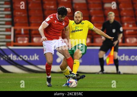 Tobias Figueiredo (3) von Nottingham Forest kämpft am Mittwoch, den 17.. März 2021, mit Teemu Pukki von Norwich City während des Sky Bet Championship-Spiels zwischen Nottingham Forest und Norwich City auf dem City Ground, Nottingham, um den Ball. (Foto von Jon Hobley/MI News/NurPhoto) Stockfoto