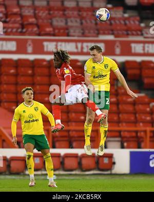 Alex Migden (17) Nottingham Forest kämpft mit Oliver Skipp von Norwich City während des Sky Bet Championship-Spiels zwischen Nottingham Forest und Norwich City am City Ground, Nottingham am Mittwoch, 17.. März 2021. (Foto von Jon Hobley/MI News/NurPhoto) Stockfoto