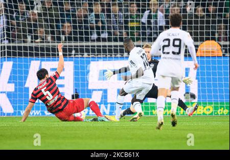 Marcus THURAM (MG/ No. 10) erzielt das Tor, um es 2:0, Action, gegen Konstantinos MAVROPANOS l. (S) und Torwart Florian MÜLLER (Muller) (S), Fußball 1. Bundesliga, 13. Spieltag, Borussia Monchengladbach (MG) - VfB Stuttgart (S), am 4.. November 2022 in Borussia Monchengladbach/Deutschland. #Die DFL-Bestimmungen verbieten die Verwendung von Fotos als Bildsequenzen und/oder quasi-Video # Credit: dpa picture Alliance/Alamy Live News Stockfoto