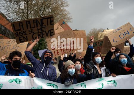 Demonstranten reagieren. Nach dem Aufruf von Greta Thunberg zu einem World School Strike und „Fridays for Future“ protestierten Schüler und Studenten heute unter dem Motto „Strike for Future“. Sie gingen auf die Straßen von Toulouse, um die Untätigkeit der Regierungen gegenüber der Klimakrise zu verurteilen und auch das Fehlen von Maßnahmen gegen die Umweltkrise anzuprangern. Einige Demonstranten sind wütend auf die französische Regierung, da Fench-Präsident Macron sein Wort über die "Bürgerkonvention zum Klima" nicht gehalten hat: Er sagte, dass alle ihre Vorschläge ohne "Filter" und Th an das Parlament übermittelt würden Stockfoto