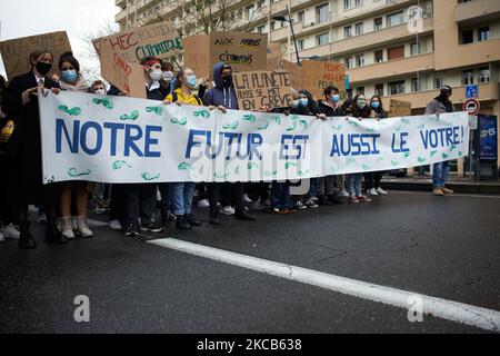 Auf dem Kopfbanner steht: "Unsere Zukunft gehört Ihnen auch".nach dem Aufruf von Greta Thunberg zu einem World School Strike und "Fridays for Future" protestierten Schüler und Studenten heute unter dem Motto "Strike for Future". Sie gingen auf die Straßen von Toulouse, um die Untätigkeit der Regierungen gegenüber der Klimakrise zu verurteilen und auch das Fehlen von Maßnahmen gegen die Umweltkrise anzuprangern. Einige Demonstranten sind wütend auf die französische Regierung, da Fench-Präsident Macron nicht sein Wort über die "Bürgerkonvention zum Klima" gehalten hat: Er sagte, dass alle ihre Vorschläge an die Par übermittelt würden Stockfoto