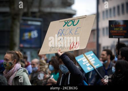 Nach dem Aufruf von Greta Thunberg zu einem World School Strike und „Fridays for Future“ protestierten Schüler und Studenten heute unter dem Motto „Strike for Future“. Sie gingen auf die Straßen von Toulouse, um die Untätigkeit der Regierungen gegenüber der Klimakrise zu verurteilen und auch das Fehlen von Maßnahmen gegen die Umweltkrise anzuprangern. Einige Demonstranten sind wütend auf die französische Regierung, da Fench-Präsident Macron sein Wort über die "Bürgerkonvention zum Klima" nicht gehalten hat: Er sagte, dass alle ihre Vorschläge ohne "Filter" an das Parlament übermittelt würden und das ist nicht das c Stockfoto