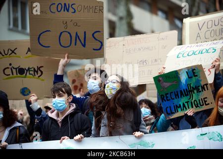 Menschen reagieren. Nach dem Aufruf von Greta Thunberg zu einem World School Strike und „Fridays for Future“ protestierten Schüler und Studenten heute unter dem Motto „Strike for Future“. Sie gingen auf die Straßen von Toulouse, um die Untätigkeit der Regierungen gegenüber der Klimakrise zu verurteilen und auch das Fehlen von Maßnahmen gegen die Umweltkrise anzuprangern. Einige Demonstranten sind wütend auf die französische Regierung, da Fench-Präsident Macron sein Wort über die "Bürgerkonvention zum Klima" nicht gehalten hat: Er sagte, dass alle ihre Vorschläge ohne "Filter" an das Parlament übermittelt würden und das ist es Stockfoto