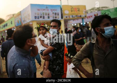 Am 19. März 2021 besuchen Menschen die Amar Ekushey Buchmesse-2021 in Dhaka, Bangladesch. Die Buchmesse findet traditionell vom 1. Februar statt und wurde in diesem Jahr aufgrund der fortlaufenden COVID-19-Krise verschoben. (Foto von Syed Mahamudur Rahman/NurPhoto) Stockfoto