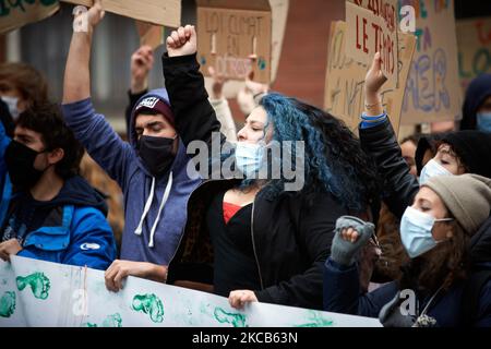 Demonstranten reagieren. Nach dem Aufruf von Greta Thunberg zu einem World School Strike und „Fridays for Future“ protestierten Schüler und Studenten heute unter dem Motto „Strike for Future“. Sie gingen auf die Straßen von Toulouse, um die Untätigkeit der Regierungen gegenüber der Klimakrise zu verurteilen und auch das Fehlen von Maßnahmen gegen die Umweltkrise anzuprangern. Einige Demonstranten sind wütend auf die französische Regierung, da Fench-Präsident Macron sein Wort über die "Bürgerkonvention zum Klima" nicht gehalten hat: Er sagte, dass alle ihre Vorschläge ohne "Filter" und Th an das Parlament übermittelt würden Stockfoto