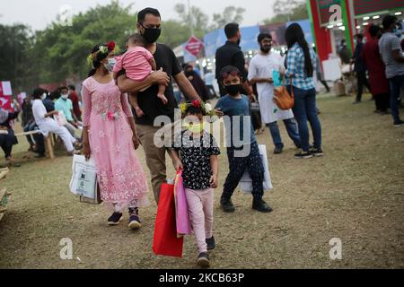 Am 19. März 2021 besuchen Menschen die Amar Ekushey Buchmesse-2021 in Dhaka, Bangladesch. Die Buchmesse findet traditionell vom 1. Februar statt und wurde in diesem Jahr aufgrund der fortlaufenden COVID-19-Krise verschoben. (Foto von Syed Mahamudur Rahman/NurPhoto) Stockfoto