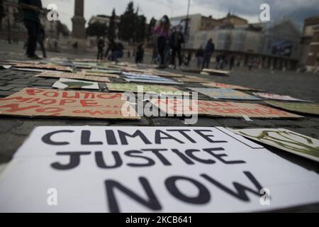 Am Freitag, den 19. März 2021, werden auf der Piazza del Popolo in Rom Schilder für zukünftige Aktivisten aufgestellt. Dutzende Aktivisten nahmen an einem von den Freitagen organisierten Klimastreik für die zukünftige Bewegung Teil, um dringende Maßnahmen und konkrete Maßnahmen zur Bekämpfung des Klimawandels und der globalen Erwärmung zu fordern (Foto: Christian Minelli/NurPhoto) Stockfoto