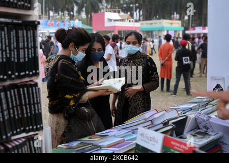 Am 19. März 2021 besuchen Menschen die Amar Ekushey Buchmesse-2021 in Dhaka, Bangladesch. Die Buchmesse findet traditionell vom 1. Februar statt und wurde in diesem Jahr aufgrund der fortlaufenden COVID-19-Krise verschoben. (Foto von Syed Mahamudur Rahman/NurPhoto) Stockfoto