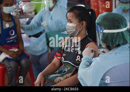 Ein thailändisches Volk erhält auf dem Bang Khae Market in Bangkok, Thailand, 20. März 2021, einen Schuss Coronavac-Impfstoff gegen COVID-19, der von der chinesischen Sinovac Biotech entwickelt wurde, während einer Massenimpfimpfung als Versuch, die Ausbreitung eines COVID-19-Pandemieclusters einzudämmen. (Foto von Anusak Laowias/NurPhoto) Stockfoto