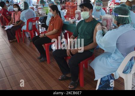 Ein thailändisches Volk erhält auf dem Bang Khae Market in Bangkok, Thailand, 20. März 2021, einen Schuss Coronavac-Impfstoff gegen COVID-19, der von der chinesischen Sinovac Biotech entwickelt wurde, während einer Massenimpfimpfung als Versuch, die Ausbreitung eines COVID-19-Pandemieclusters einzudämmen. (Foto von Anusak Laowias/NurPhoto) Stockfoto