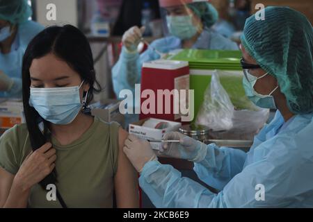 Ein thailändisches Volk erhält auf dem Bang Khae Market in Bangkok, Thailand, 20. März 2021, einen Schuss Coronavac-Impfstoff gegen COVID-19, der von der chinesischen Sinovac Biotech entwickelt wurde, während einer Massenimpfimpfung als Versuch, die Ausbreitung eines COVID-19-Pandemieclusters einzudämmen. (Foto von Anusak Laowias/NurPhoto) Stockfoto