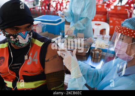 Ein thailändisches Volk erhält auf dem Bang Khae Market in Bangkok, Thailand, 20. März 2021, einen Schuss Coronavac-Impfstoff gegen COVID-19, der von der chinesischen Sinovac Biotech entwickelt wurde, während einer Massenimpfimpfung als Versuch, die Ausbreitung eines COVID-19-Pandemieclusters einzudämmen. (Foto von Anusak Laowias/NurPhoto) Stockfoto