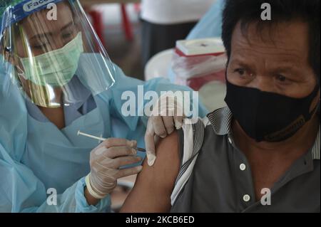 Ein thailändisches Volk erhält auf dem Bang Khae Market in Bangkok, Thailand, 20. März 2021, einen Schuss Coronavac-Impfstoff gegen COVID-19, der von der chinesischen Sinovac Biotech entwickelt wurde, während einer Massenimpfimpfung als Versuch, die Ausbreitung eines COVID-19-Pandemieclusters einzudämmen. (Foto von Anusak Laowias/NurPhoto) Stockfoto