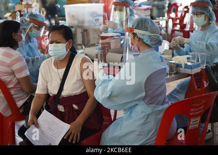 Ein thailändisches Volk erhält auf dem Bang Khae Market in Bangkok, Thailand, 20. März 2021, einen Schuss Coronavac-Impfstoff gegen COVID-19, der von der chinesischen Sinovac Biotech entwickelt wurde, während einer Massenimpfimpfung als Versuch, die Ausbreitung eines COVID-19-Pandemieclusters einzudämmen. (Foto von Anusak Laowias/NurPhoto) Stockfoto