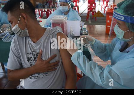 Ein thailändisches Volk erhält auf dem Bang Khae Market in Bangkok, Thailand, 20. März 2021, einen Schuss Coronavac-Impfstoff gegen COVID-19, der von der chinesischen Sinovac Biotech entwickelt wurde, während einer Massenimpfimpfung als Versuch, die Ausbreitung eines COVID-19-Pandemieclusters einzudämmen. (Foto von Anusak Laowias/NurPhoto) Stockfoto