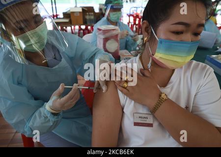 Ein thailändisches Volk erhält auf dem Bang Khae Market in Bangkok, Thailand, 20. März 2021, einen Schuss Coronavac-Impfstoff gegen COVID-19, der von der chinesischen Sinovac Biotech entwickelt wurde, während einer Massenimpfimpfung als Versuch, die Ausbreitung eines COVID-19-Pandemieclusters einzudämmen. (Foto von Anusak Laowias/NurPhoto) Stockfoto